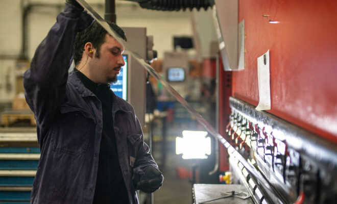 une homme procédant à un formage